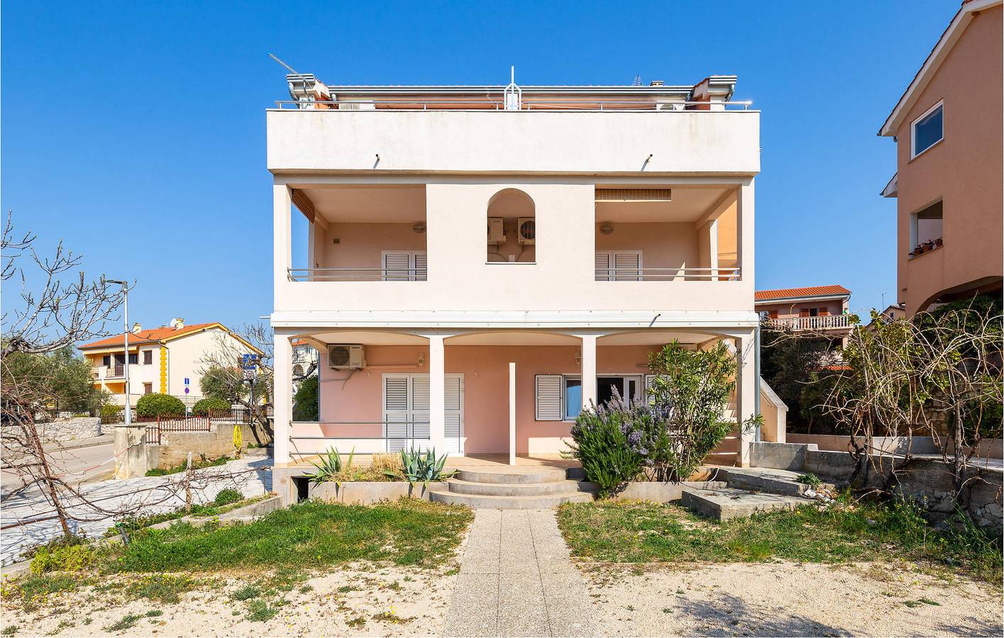 Ganze Ferienwohnung, Modernes Apartment mit Terrasse, 200 m von der Küste und 100 m vom Bistro Melin entfernt in Cres Stadt, Cres
