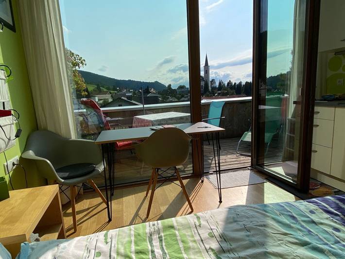 Ganze Ferienwohnung, Panorama-Gästestudio im Penthouse: Privatbad, Balkon & Küche - Gästestudio innerhalb Privat-Penthousewohnung in Bregenzerwald (Vorarlberg), Alberschwende
