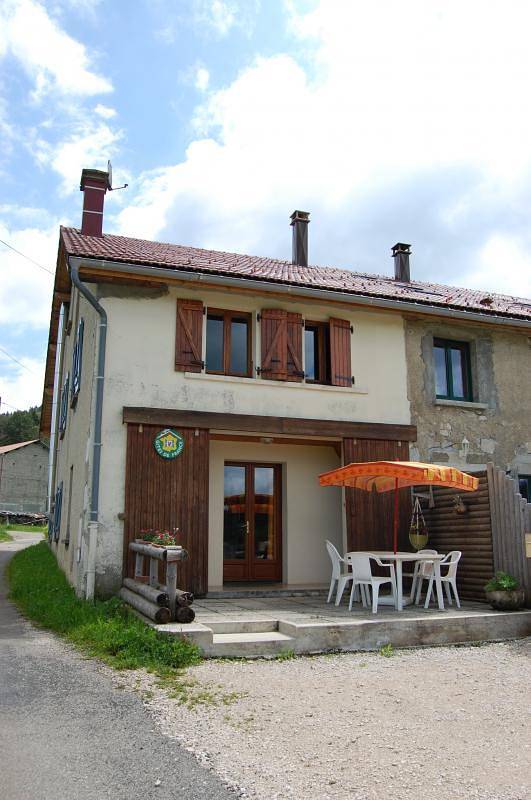 Gîte pour 4 personnes, avec Terrasse ainsi que Jardin et Vue à Longchaumois