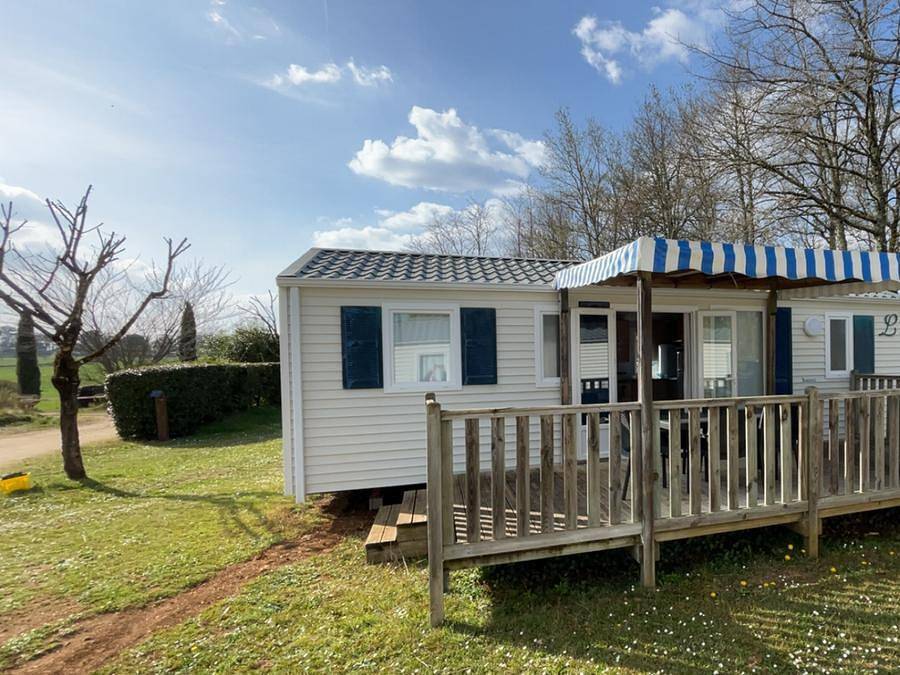 Flower Camping les Nauves - Mobilheim 6 personen - Mobilheim Confort 33,5 m² 3 Zimmer + halbüberdachte Terrasse + Klimaanlage in Belvès, Périgord Noir