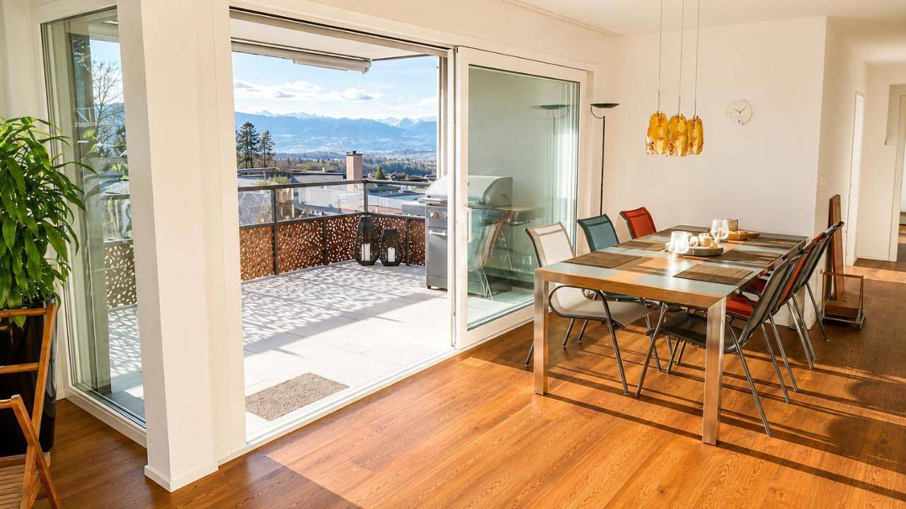 Ganze Wohnung, Swiss Horizon - Mythenblick - Modern 100m2 mit Alpenblick und Terrassen in Hinwil, Zürich Voralpen