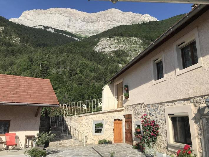 Gîte pour 3 personnes, avec Terrasse ainsi que Jardin et Vue à Le Glaizil