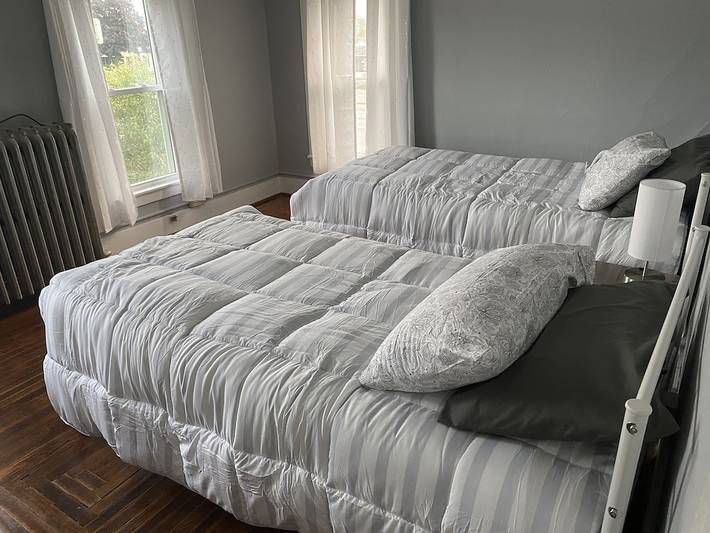 Vacation rental for 13 people, with yard in Canandaigua Lake