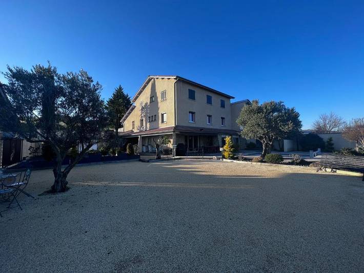 Location de vacances pour 10 personnes, avec Terrasse et Jardin ainsi que Piscine et Vue à Geyssans