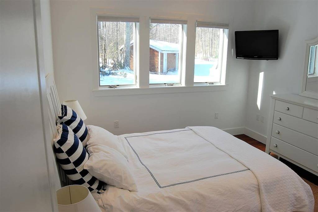 Pet Friendly Natural cedar shakes waterfront on Lake Winnipesaukee sleeps 6 in Moultonborough, Lake Winnipesaukee