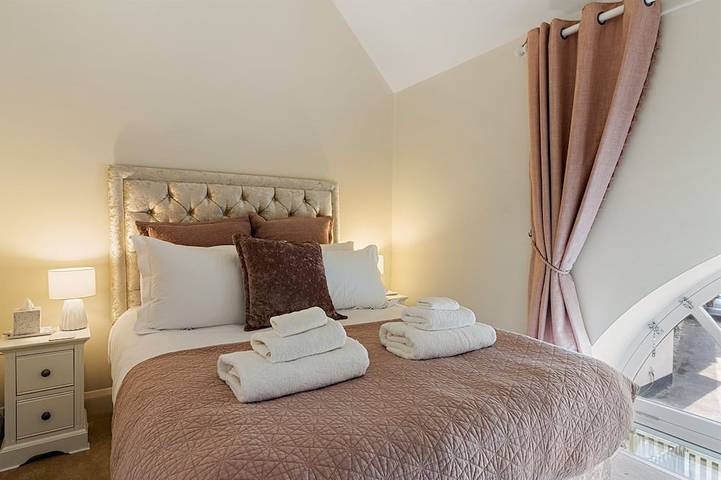 Romantic Cosy Seaside Cottage in Central Sidmouth With Free Parking in Sidmouth, Devon
