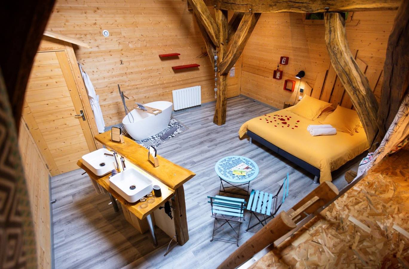 Habitación « Séquoia » con terraza común, jardín compartido y jacuzzi compartido in Vellerot-lès-Vercel, Jura Francais