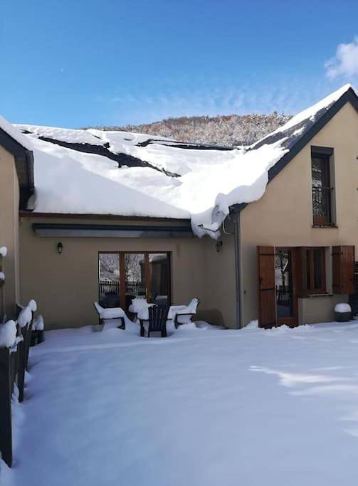 Location de vacances pour 8 personnes, avec vue et jardin à Bordères-Louron