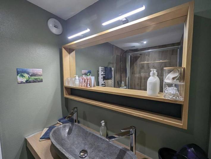 Gîte pour 3 personnes, avec vue sur le lac ainsi que jardin et vue dans Lac de la Liez - 3