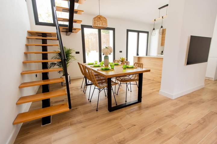 Apartamento para 6 personas, con Terraza además de Jardín y Piscina en Camas 