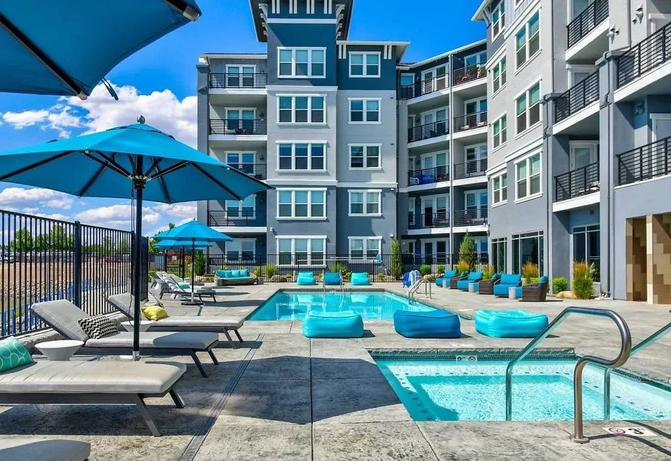 Appartamento intero, Amazing Water View w/ Jacuzzi & Sky Lounge in Sparks, Nevada