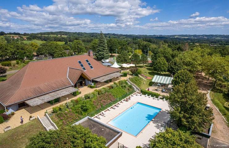 Location de vacances pour 6 personnes, avec jardin et bassin pour enfant ainsi que piscine et vue à Leyme