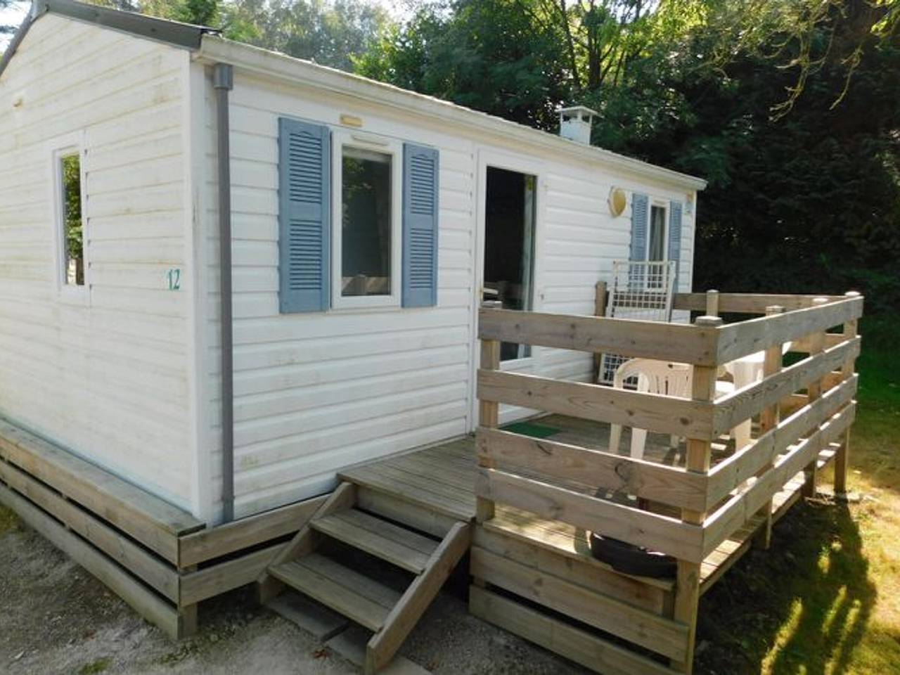 Mobil-home confortable avec piscine, WiFi et vue sur la rivière à Guégon in Guégon, Région de Pontivy