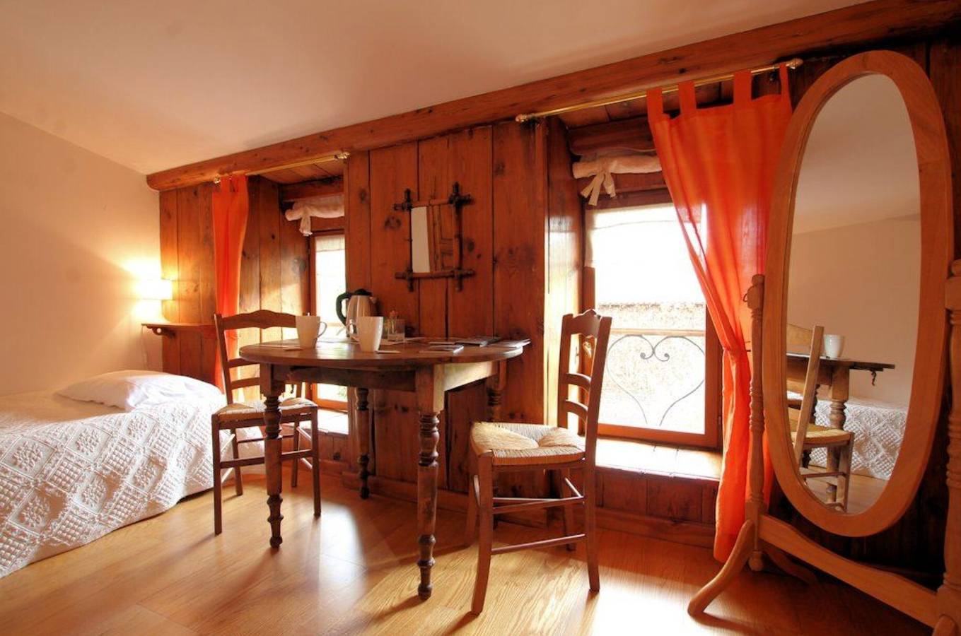 Gästezimmer „Chambre Romance“ mit gemeinsamer Terrasse, Garten und Wlan in Polignac, Haute-Loire