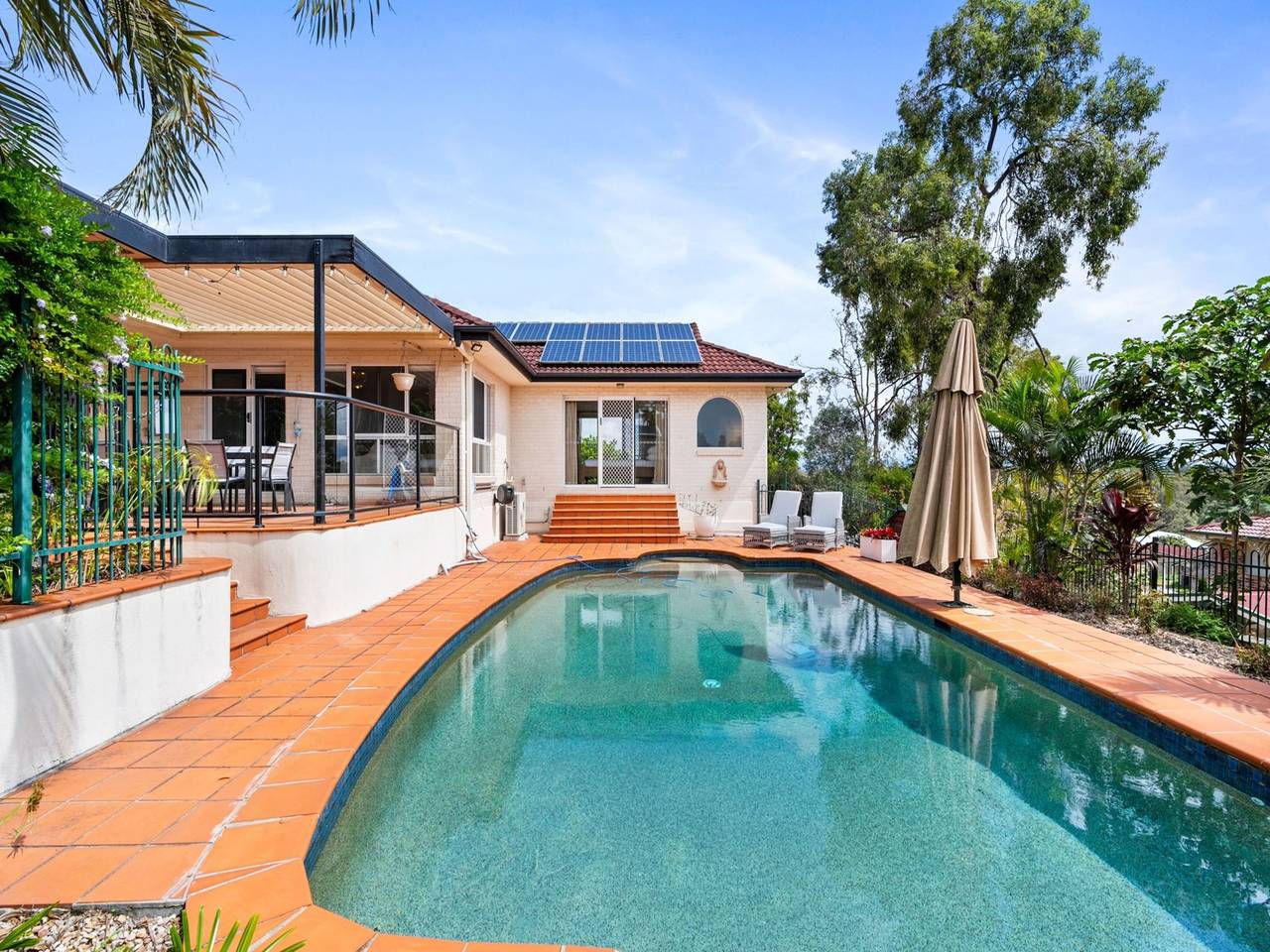 Entire apartment, Peaceful Family Home: 4-Bed, Pool, Alfresco Dining in Brisbane, Queensland
