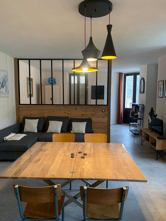 Gîte pour 4 personnes, avec vue ainsi que jardin et balcon à Leschaux