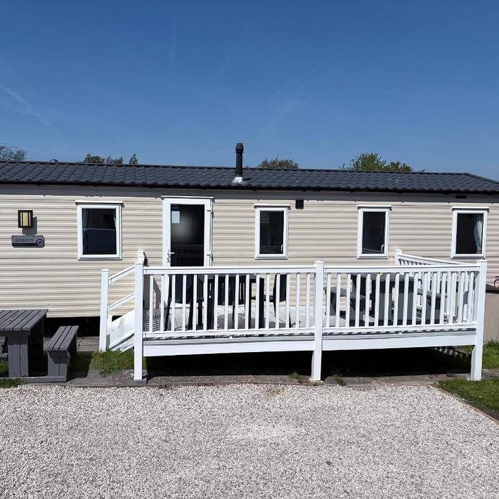 Bungalow for 8 people, with Balcony and Terrace as well as Garden and Pool in Blackpool