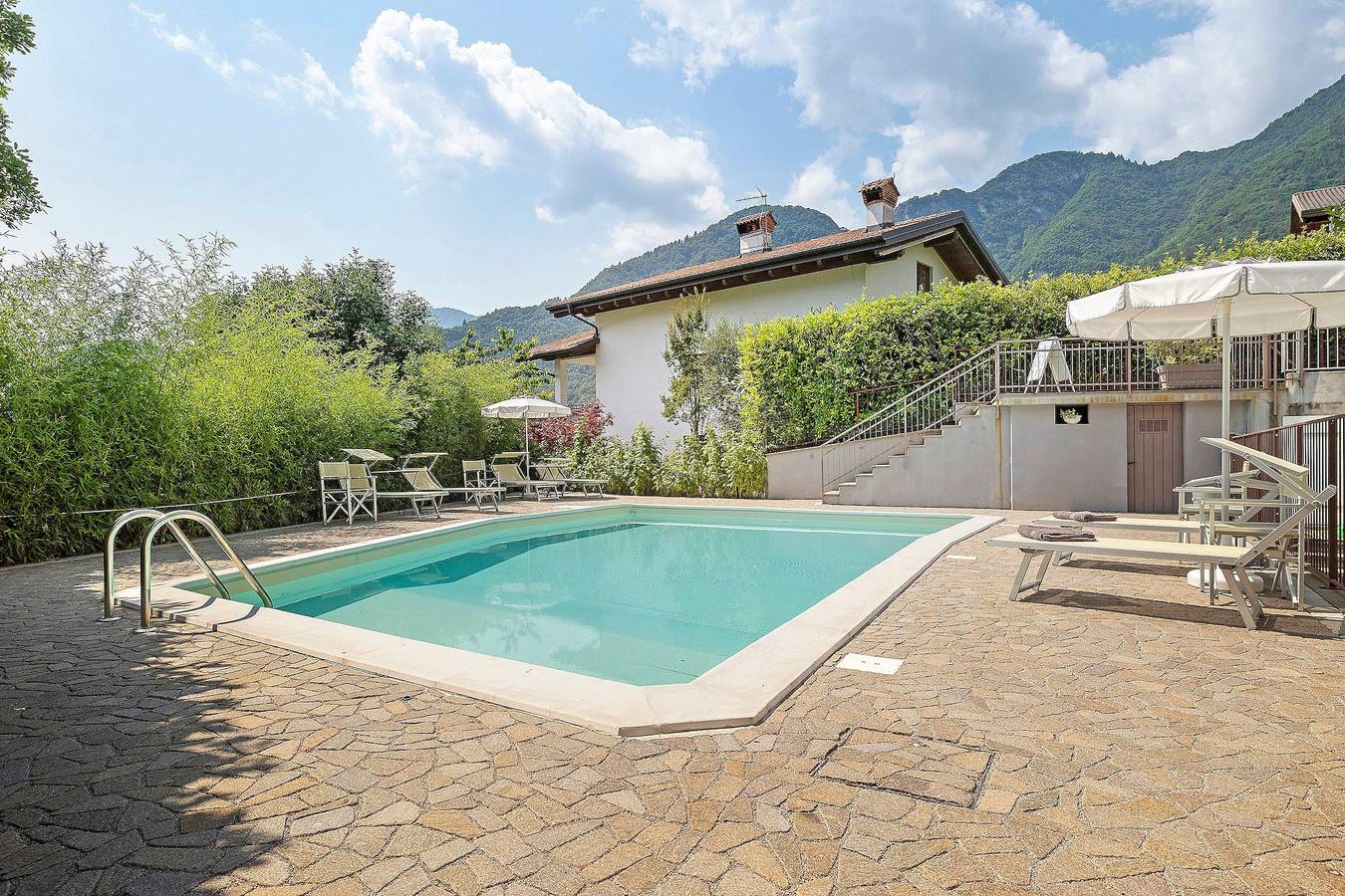 Eco del Garda – Zimmer 307 – hell mit Dachfenstern in Villa del Monte, Tenno