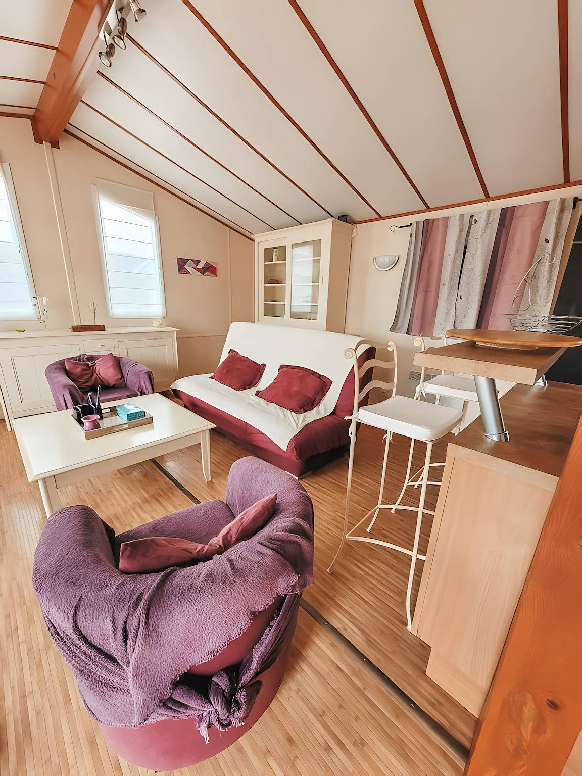 Chalet du bonheur au bord au lac de guerledan in Caurel, Région de Guingamp