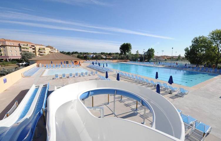 Camping pour 8 personnes, avec piscine et jardin ainsi que vue et bassin pour enfant au Le Grau-du-Roi
