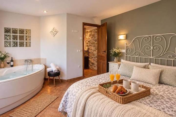 Escapada romántica con jacuzzi, chimenea y vistas a la montaña in Teverga, Cordillera Cantábrica