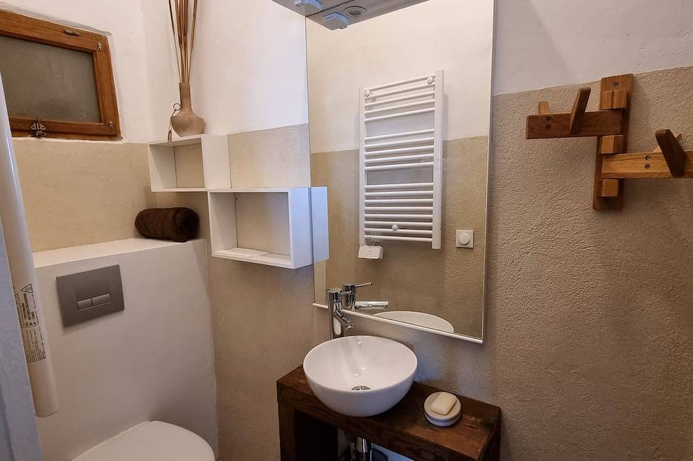 Air-conditioned house in a fully renovated farmhouse 5' from the Ardèche. in Saint-Julien-de-Peyrolas, Nimes region