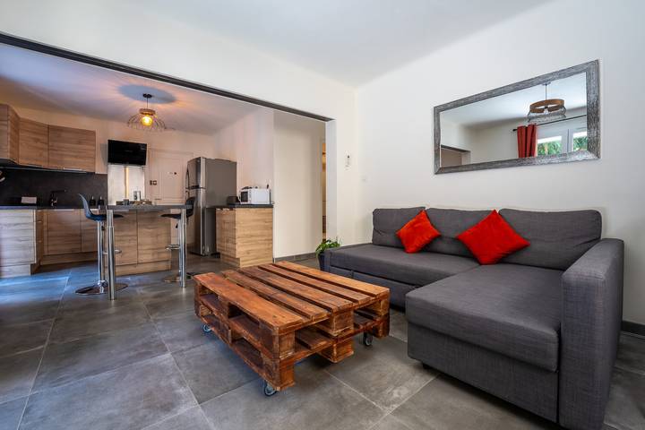 Gîte pour 3 personnes, avec jardin et terrasse à Courthézon