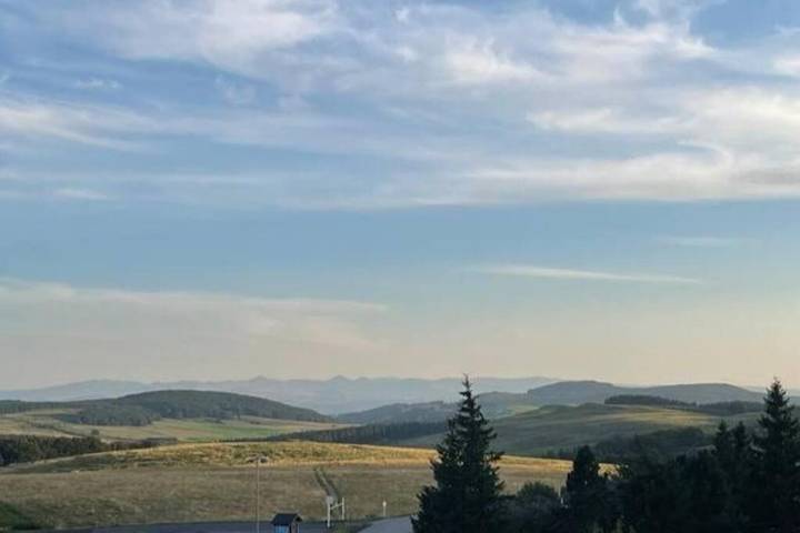 Gîte pour 8 personnes, avec piscine ainsi que jardin et vue dans Lac Pavin - 3