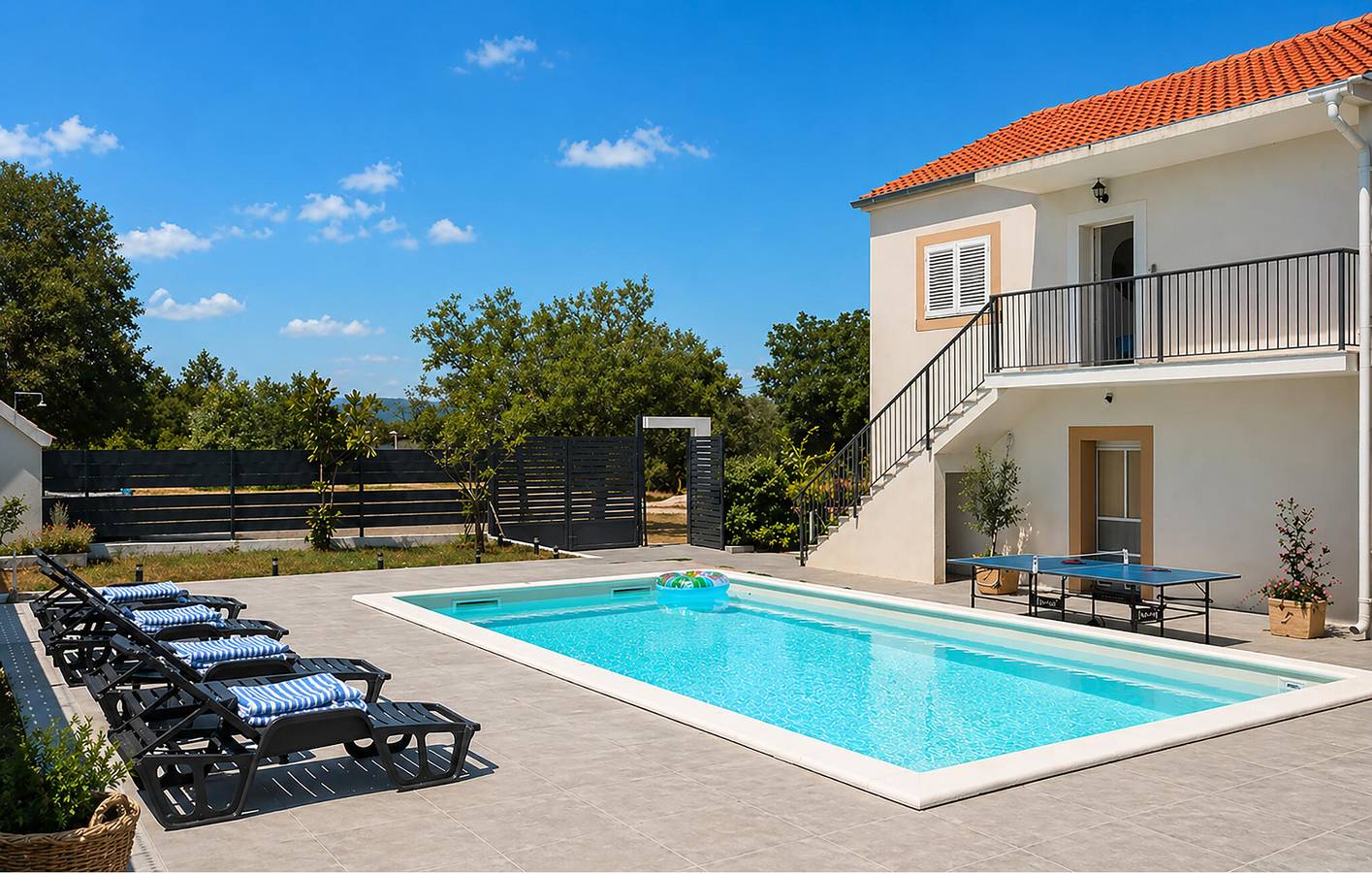 Schickes Apartment mit Pool, Terrasse, WLAN und Parkplatz in der Nähe von Sehenswürdigkeiten in Dalmatinisches Zagora