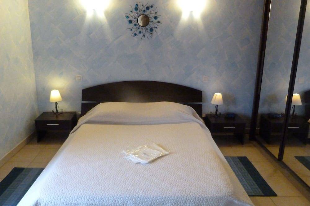 Gite 3 étoiles , location de vacances, climatisé, accès internet, in Belcastel, Aveyron