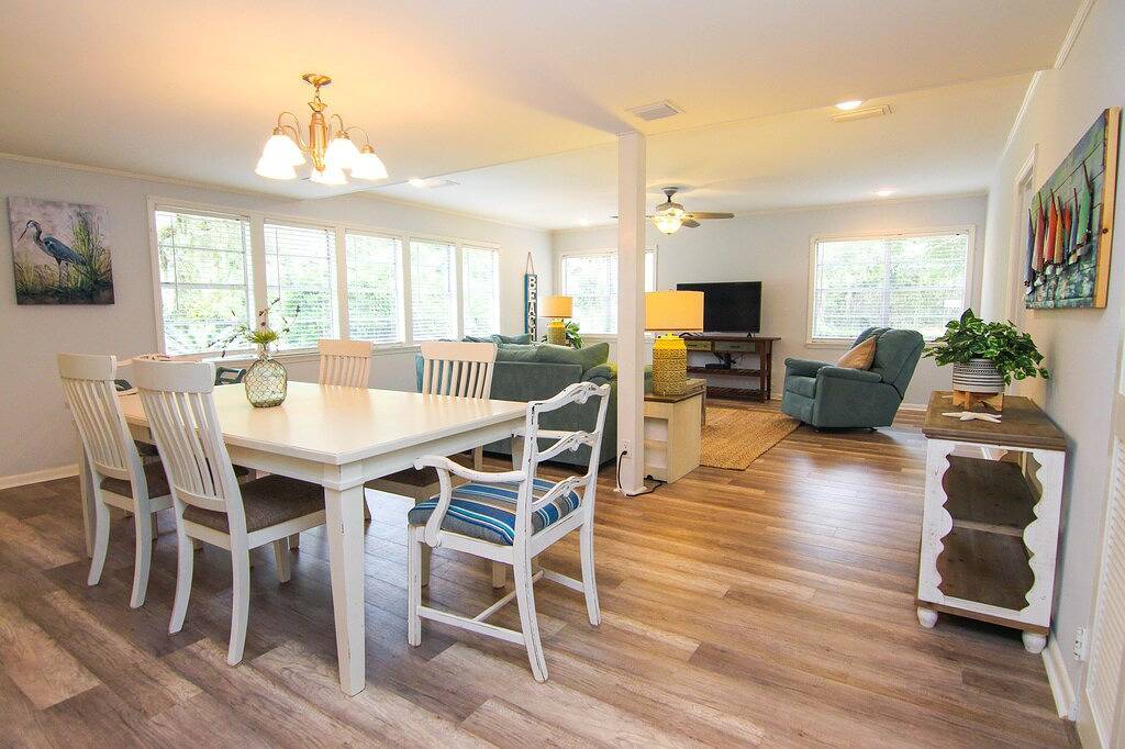 Family Beach Getaway 1 mile to Beach. Prime Central Location with Privacy Fence in St. Simons Island, Glynn County