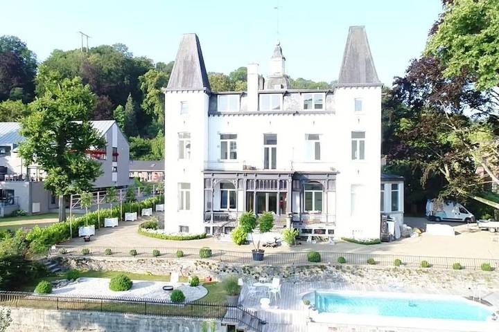 Location de vacances pour 2 personnes, avec terrasse et sauna ainsi que vue et piscine à Esneux
