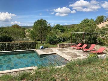 Gîte pour 4 personnes, avec piscine ainsi que terrasse et jardin à Brue-Auriac