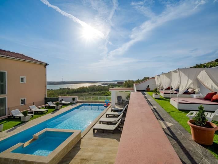 Appartamento per 6 persone, con panorama e terrazza a Pag