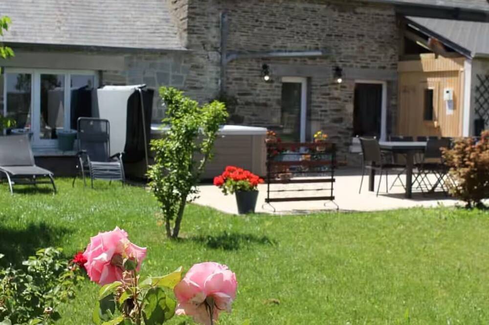Au Mont Chez Nous #Jacuzzi and Sauna in Ardevon, Pontorson