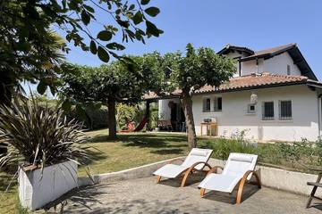 Location de vacances pour 11 personnes, avec balcon et jardin à Ahetze