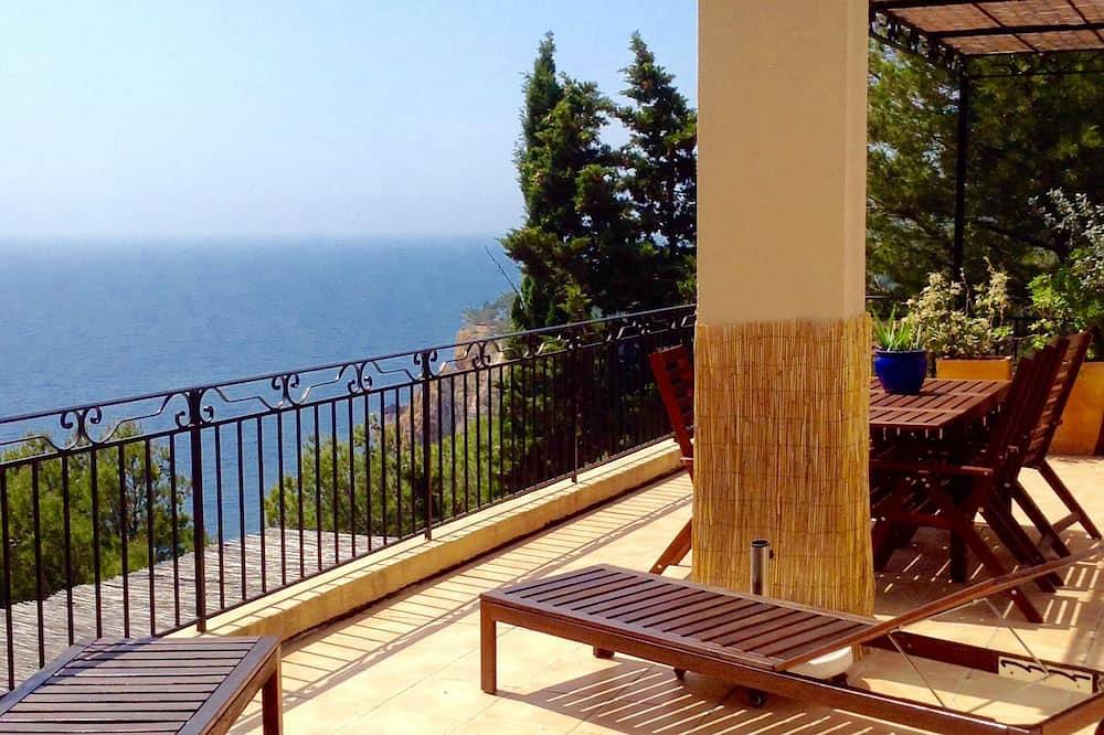 Villa Facing The Sea In Calanque Cote Bleue in Ensuès-la-Redonne, Istres region