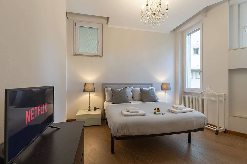 Entire apartment, [Elegant Lawn Escape 1] Your Gateway to Florence in Prato, Prato Province