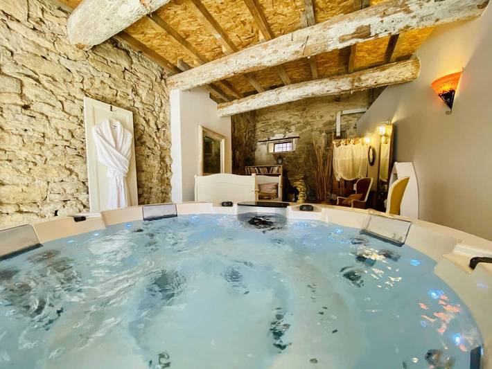 Gîte pour 6 personnes, avec jardin et jacuzzi ainsi que sauna et piscine, animaux acceptés à Sainte-Valière