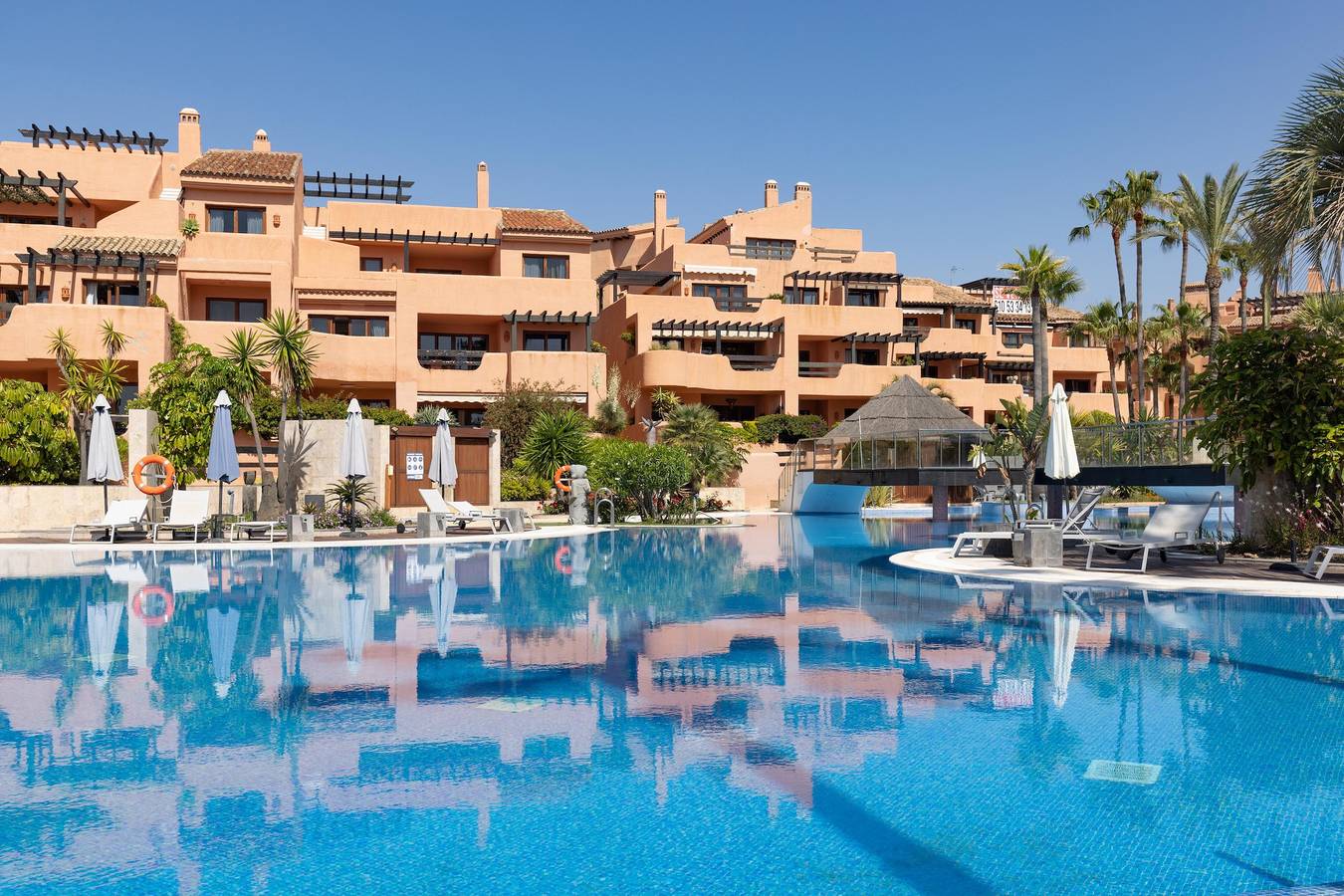 Exclusive, Pet-Friendly Frontline Beach Penthouse with Pool, Terrace & Wi-Fi in Reinoso, Estepona