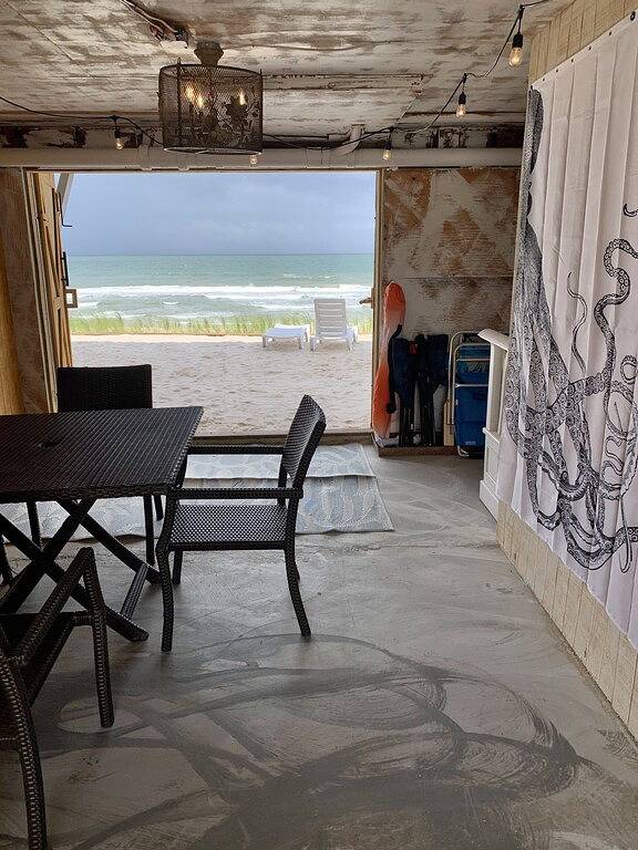 Amazing Direct Oceanfront Florida 3 Bdr sleeps 8 close to night of lights in Vilano Beach, St. Johns County