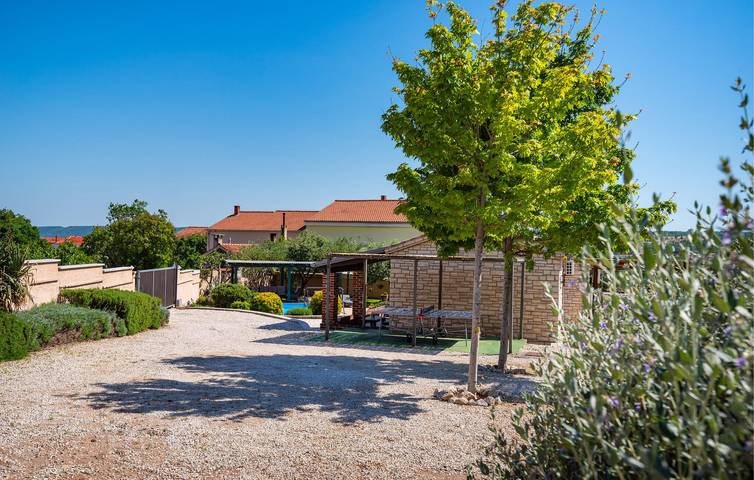 Geräumige Ferienwohnung mit Pool, Küche und 1,5 km Entfernung zum Strand in Novigradsko More, Zadar