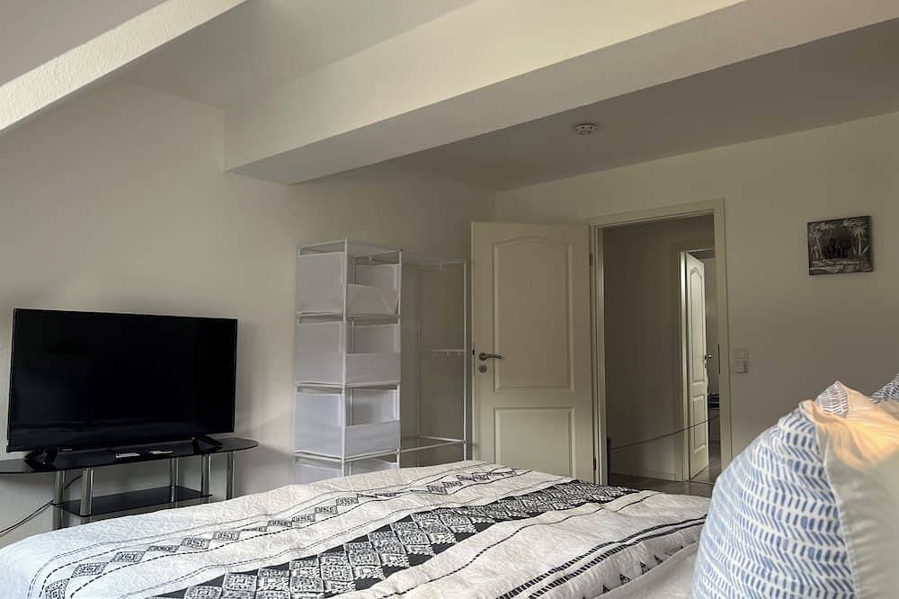 Entire apartment, Schöne Dachgeschosswohnung im Gastroviertel an der Elbe in Magdeburg, Elbe-Börde-Heide