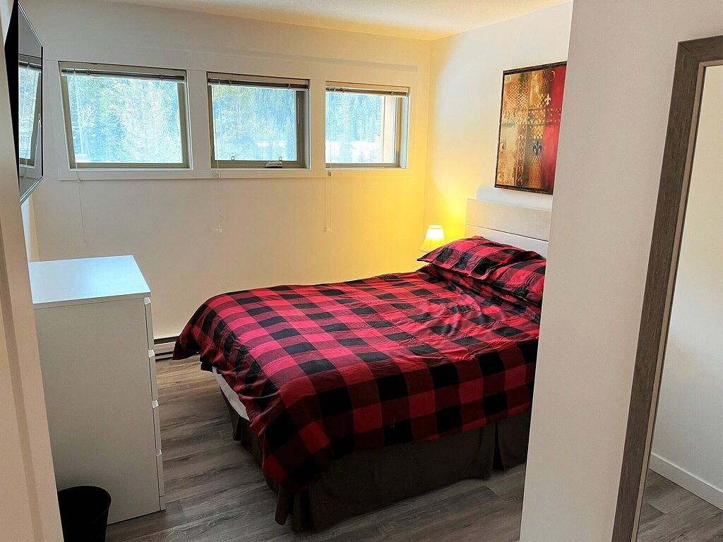 Ganze Wohnung, Renovated 3 bedroom condo, lower village, steps from the gondola and Toby pool. in Panorama