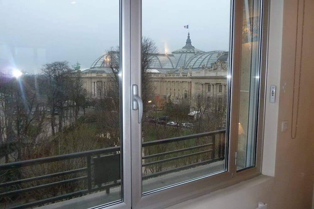 Appartement entier, Champs Elysées / Montaigne, une vue superbe! 2 Bd, 2 bains, modernes avec Central Air in Tour Eiffel, Paris