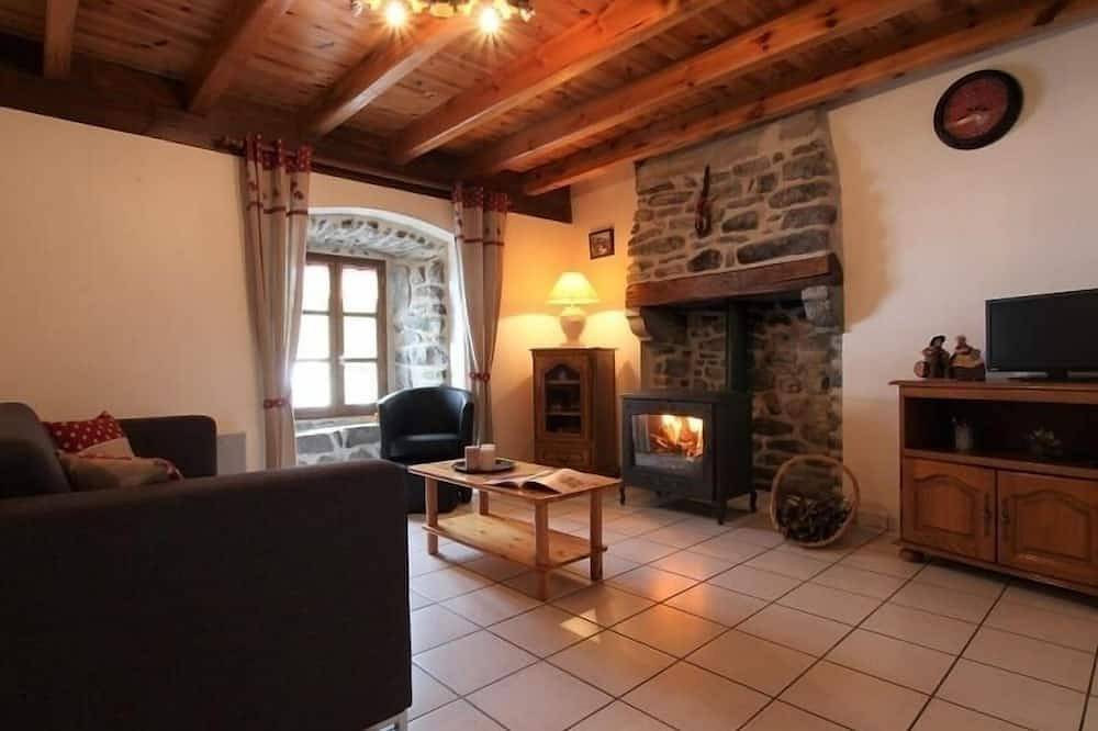 Maison en pierres avec terrain près du Massif du Mézenc, idéale pour un séjour nature en famille in Saint-Front, Mézenc