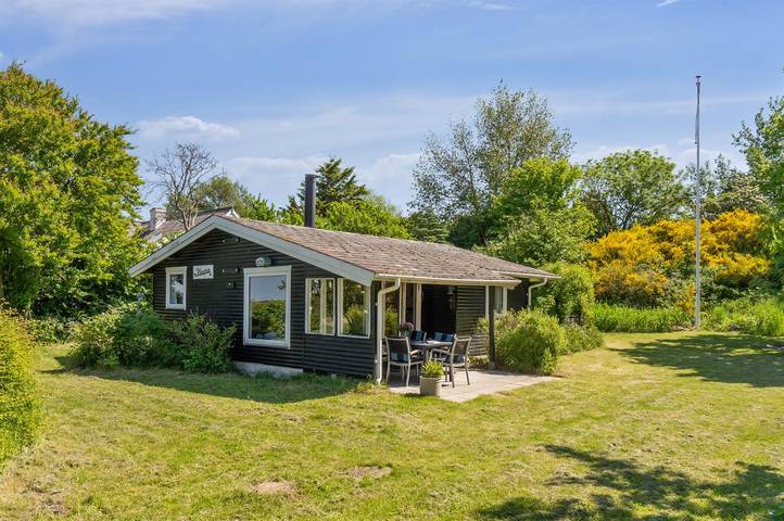 Ferieudlejning for 6 personer, med Terrasse og Have i Ristinge