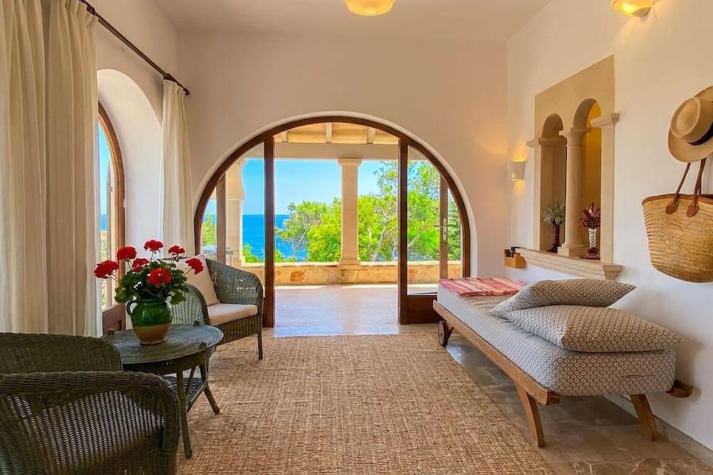 Villa Grand Bleu. 500 Meter zum Strand. Option beheizter Pool bei 30 Grad. in Cala Santanyí, Santanyí