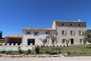 Gîte pour 18 personnes, avec piscine et jacuzzi ainsi que balcon et jardin à Caromb