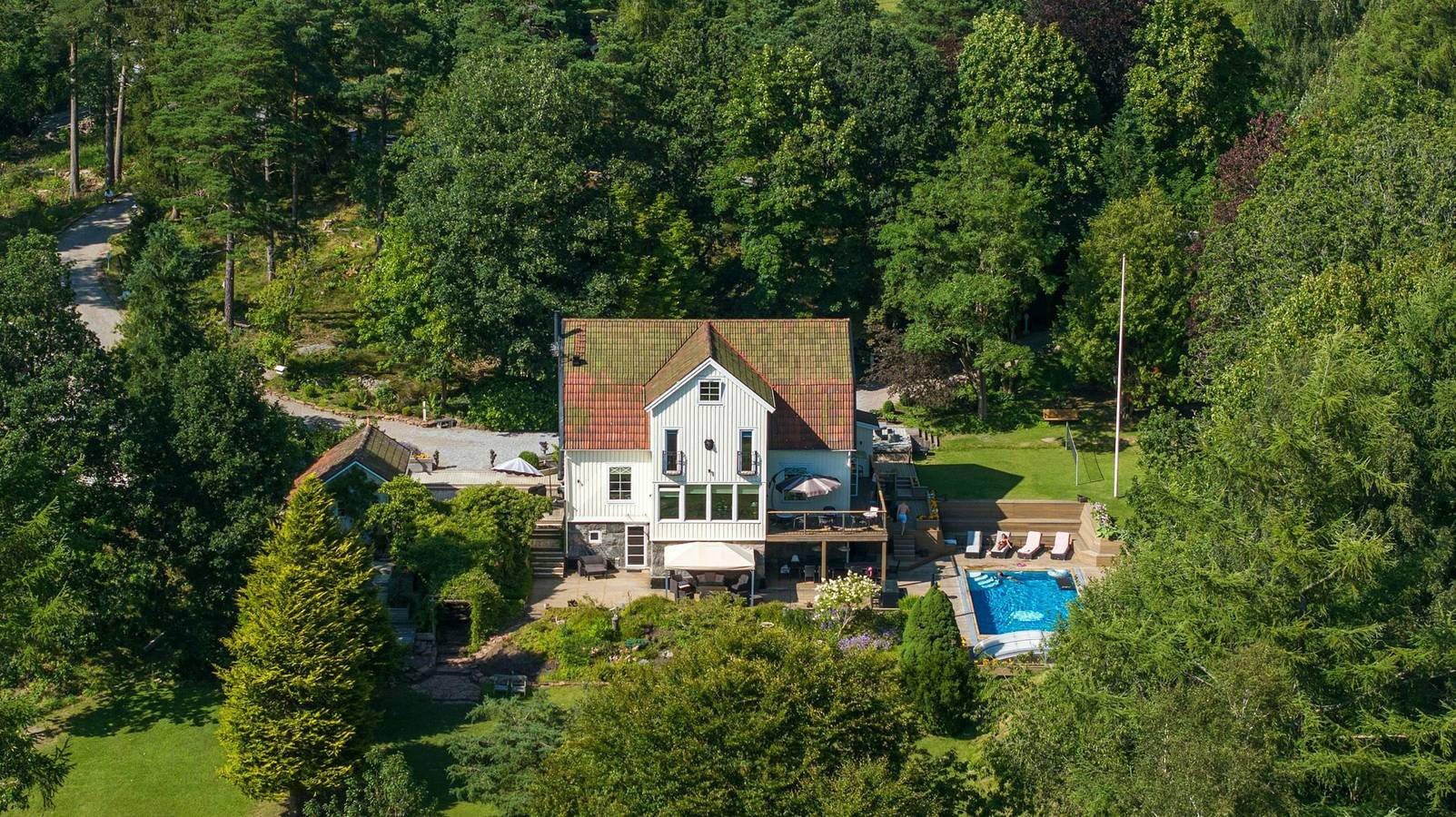 Villa från 1929 med pool och spa vid Hällungen in Svenshögen, Norra Västkusten